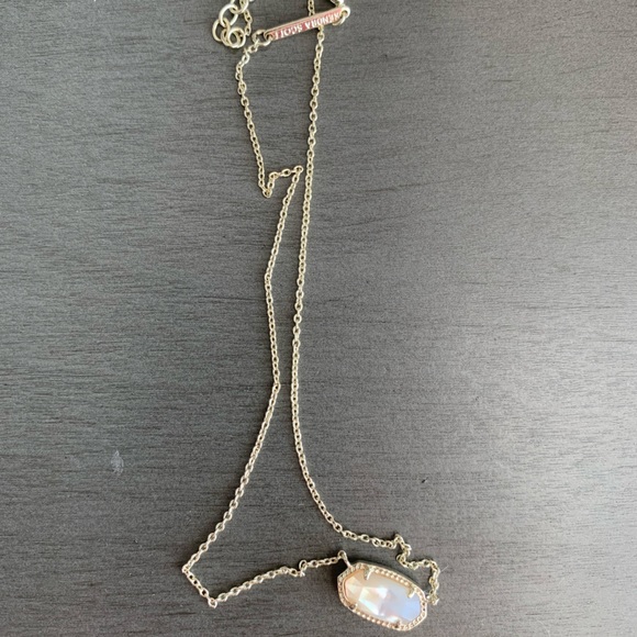 Kendra Scott necklace!🤍 - Picture 3 of 5